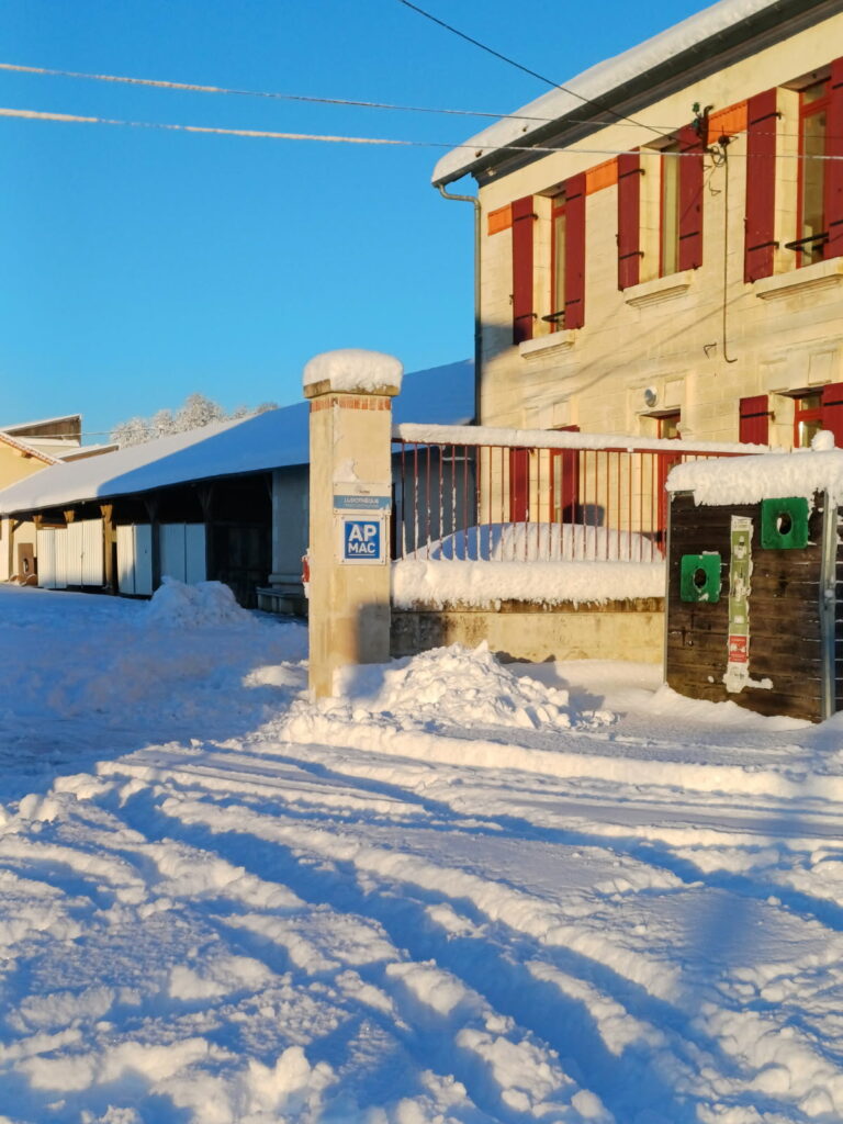 Bataille de boules de neige : votre agence de Saintes exceptionnellement fermée !
